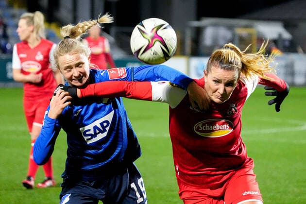 v.li.: Judith Steinert (TSG, 19), Rachel Rinast (Köln, 31), Zweikampf, Spielszene, Duell, duel, tackle, tackling, Dynamik, Action, Aktion, 04.02.2022, Sinsheim (Hoffenheim) (Deutschland), Fussball, Flyeralarm Frauen-Bundesliga, TSG 1899 Hoffenheim - 1. FC Köln, 04.02.2022, Sinsheim (Hoffenheim) (Deutschland), Fussball, Flyeralarm Frauen-Bundesliga, TSG 1899 Hoffenheim - 1. FC Köln, DFB DFL REGULATIONS PROHIBIT ANY USE OF PHOTOGRAPHS AS IMAGE SEQUENCES AND OR QUASI-VIDEO. xozx