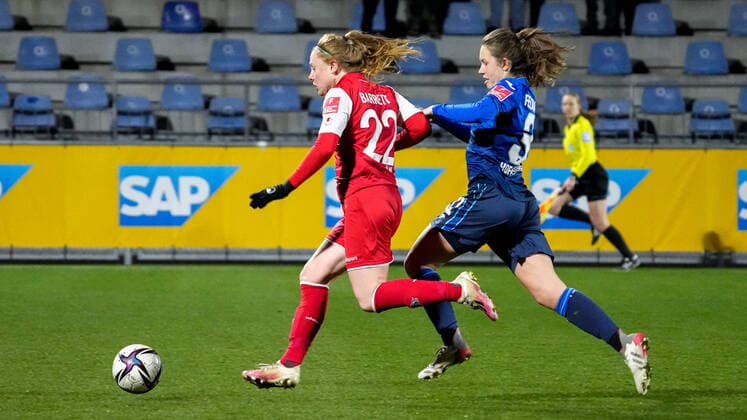 v.li.: Amber Barett (Köln, 22), Jana Feldkamp (TSG, 31), erzielt das Tor zum 1:1, Treffer, Torerfolg, Highlight, Action, Aktion, Spielszene, 04.02.2022, Sinsheim (Hoffenheim) (Deutschland), Fussball, Flyeralarm Frauen-Bundesliga, TSG 1899 Hoffenheim - 1. FC Köln, 04.02.2022, Sinsheim (Hoffenheim) (Deutschland), Fussball, Flyeralarm Frauen-Bundesliga, TSG 1899 Hoffenheim - 1. FC Köln, DFB DFL REGULATIONS PROHIBIT ANY USE OF PHOTOGRAPHS AS IMAGE SEQUENCES AND OR QUASI-VIDEO. xozx