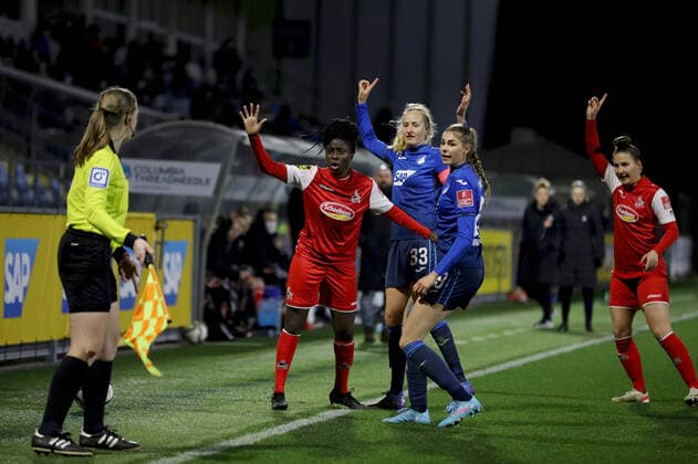FLYERALARM Frauen Bundesliga TSG 1899 Hoffenheim 1 FC Koeln 04 02 2022 Everyone wants the throw-in Eunice Beckmann 11, 1 FC Koeln , Fabienne Dongus 33, TSG 1899 Hoffenheim , Jule Brand 29, TSG 1899 Hoffenheim and Sabrina Horvat 3, 1 FC Koeln appeal to Marina Bachmann SR A 1, Bayerischer FV , FLYERALARM Frauen Bundesliga, TSG 1899 Hoffenheim 1 FC Koeln, 04 02 2022, Sinsheim, Dietmar Hopp Stadion Copyright: xBEAUTIFULxSPORTS JulienxChristx