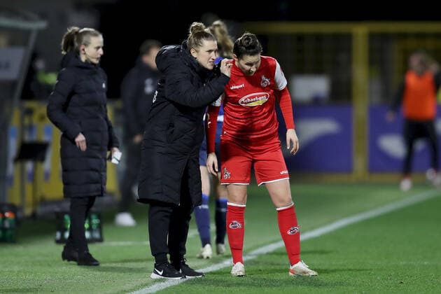 FLYERALARM Frauen Bundesliga TSG 1899 Hoffenheim 1 FC Koeln 04 02 2022 Mirella Junker co coach, 1 FC Koeln gives Sabrina Horvat 3, 1 FC Koeln instructions, gestures, arms, hands, FLYERALARM Frauen Bundesliga, TSG 1899 Hoffenheim 1 FC Koeln, 04 02 2022, Sinsheim, Dietmar Hopp Stadion Copyright: xBEAUTIFULxSPORTS JulienxChristx