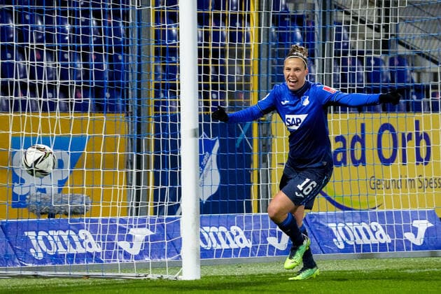 Torschützin Nicole Billa (TSG, 16), jubelt über das Tor zum 1:0, Jubel, Torjubel, Torerfolg, celebrate the goal, goal, celebration, Jubel ueber das Tor, optimistisch, Spielszene, Highlight, Einzelbild, Action, Aktion, 04.02.2022, Sinsheim (Hoffenheim) (Deutschland), Fussball, Flyeralarm Frauen-Bundesliga, TSG 1899 Hoffenheim - 1. FC Köln, 04.02.2022, Sinsheim (Hoffenheim) (Deutschland), Fussball, Flyeralarm Frauen-Bundesliga, TSG 1899 Hoffenheim - 1. FC Köln, DFB DFL REGULATIONS PROHIBIT ANY USE OF PHOTOGRAPHS AS IMAGE SEQUENCES AND OR QUASI-VIDEO. xozx