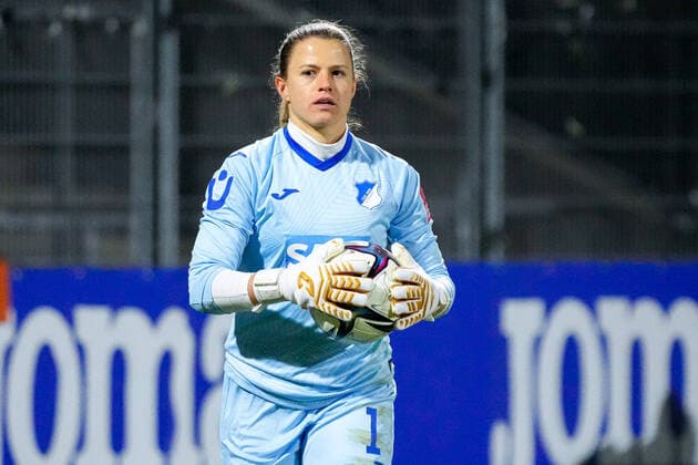 Martina Tufekovic (Torwart, TSG, 1), am Ball, Einzelbild, Einzelfoto, Aktion, Action, 04.02.2022, Sinsheim (Hoffenheim) (Deutschland), Fussball, Flyeralarm Frauen-Bundesliga, TSG 1899 Hoffenheim - 1. FC Köln, 04.02.2022, Sinsheim (Hoffenheim) (Deutschland), Fussball, Flyeralarm Frauen-Bundesliga, TSG 1899 Hoffenheim - 1. FC Köln, DFB DFL REGULATIONS PROHIBIT ANY USE OF PHOTOGRAPHS AS IMAGE SEQUENCES AND OR QUASI-VIDEO. xozx