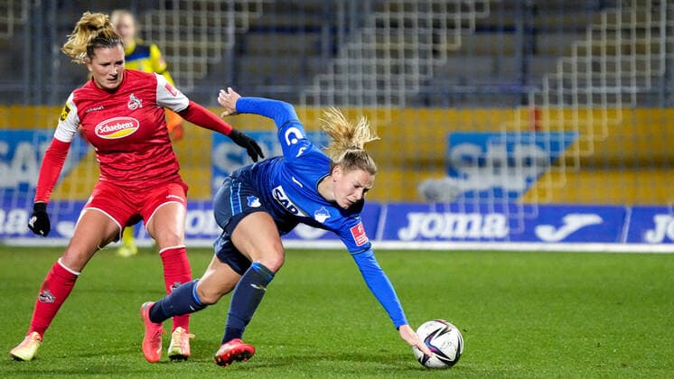 v.li.: Rachel Rinast (Köln, 31), Sarai Linder (TSG, 22), Zweikampf, Spielszene, Duell, duel, tackle, tackling, Dynamik, Action, Aktion, 04.02.2022, Sinsheim (Hoffenheim) (Deutschland), Fussball, Flyeralarm Frauen-Bundesliga, TSG 1899 Hoffenheim - 1. FC Köln, 04.02.2022, Sinsheim (Hoffenheim) (Deutschland), Fussball, Flyeralarm Frauen-Bundesliga, TSG 1899 Hoffenheim - 1. FC Köln, DFB DFL REGULATIONS PROHIBIT ANY USE OF PHOTOGRAPHS AS IMAGE SEQUENCES AND OR QUASI-VIDEO. xozx