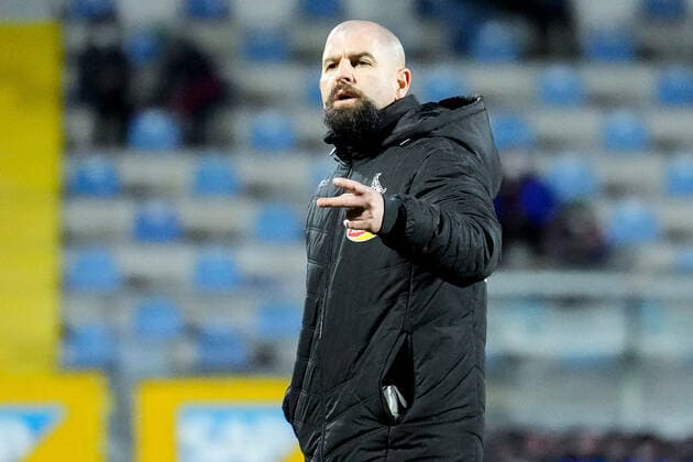 Sascha Glass (Trainer, Cheftrainer, 1. FC Köln), gibt Anweisungen, gestikuliert, mit den Armen gestikulieren, Einzelbild, Einzelfoto, Aktion, Action, 04.02.2022, Sinsheim (Hoffenheim) (Deutschland), Fussball, Flyeralarm Frauen-Bundesliga, TSG 1899 Hoffenheim - 1. FC Köln, 04.02.2022, Sinsheim (Hoffenheim) (Deutschland), Fussball, Flyeralarm Frauen-Bundesliga, TSG 1899 Hoffenheim - 1. FC Köln, DFB DFL REGULATIONS PROHIBIT ANY USE OF PHOTOGRAPHS AS IMAGE SEQUENCES AND OR QUASI-VIDEO. xozx
