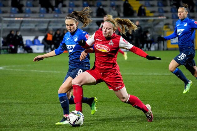 v.li.: Katharina Naschenweng (TSG, 9), Amber Barett (Köln, 22), Zweikampf, Spielszene, Duell, duel, tackle, tackling, Dynamik, Action, Aktion, 04.02.2022, Sinsheim (Hoffenheim) (Deutschland), Fussball, Flyeralarm Frauen-Bundesliga, TSG 1899 Hoffenheim - 1. FC Köln, 04.02.2022, Sinsheim (Hoffenheim) (Deutschland), Fussball, Flyeralarm Frauen-Bundesliga, TSG 1899 Hoffenheim - 1. FC Köln, DFB DFL REGULATIONS PROHIBIT ANY USE OF PHOTOGRAPHS AS IMAGE SEQUENCES AND OR QUASI-VIDEO. xozx