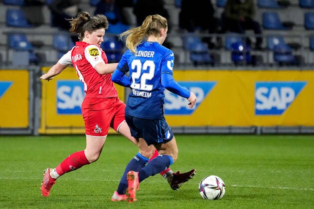v.li.: Adriana Achcinska (Köln, 9), Sarai Linder (TSG, 22), Zweikampf, Spielszene, Duell, duel, tackle, tackling, Dynamik, Action, Aktion, 04.02.2022, Sinsheim (Hoffenheim) (Deutschland), Fussball, Flyeralarm Frauen-Bundesliga, TSG 1899 Hoffenheim - 1. FC Köln, 04.02.2022, Sinsheim (Hoffenheim) (Deutschland), Fussball, Flyeralarm Frauen-Bundesliga, TSG 1899 Hoffenheim - 1. FC Köln, DFB DFL REGULATIONS PROHIBIT ANY USE OF PHOTOGRAPHS AS IMAGE SEQUENCES AND OR QUASI-VIDEO. xozx