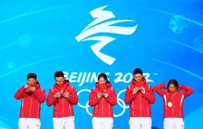(220206) -- BEIJING, Feb. 6, 2022 -- Gold medalists Fan Kexin (1st L), Ren Ziwei (2nd L), Qu Chunyu (C), Wu Dajing (2nd R) and Zhang Yuting of China celebrate during the awarding ceremony of the mixed team relay of short track Speed skating, Eisschnelllauf event at the Beijing Medals Plaza of the Winter Olympics in Beijing, capital of China, Feb. 6, 2022. ) (BEIJING2022)CHINA-BEIJING-OLYMPIC Winter games, Winterspiele,Spiele, Summer games AWARDING CEREMONY (CN) JuxHuanzong