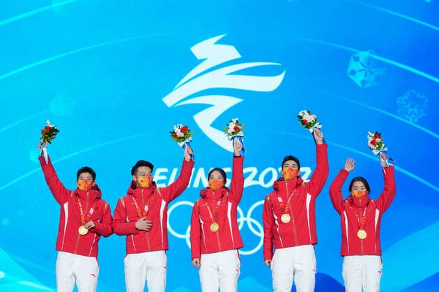 (220206) -- BEIJING, Feb. 6, 2022 -- Gold medalists Fan Kexin (1st L), Ren Ziwei (2nd L), Qu Chunyu (C), Wu Dajing (2nd R) and Zhang Yuting of China celebrate during the awarding ceremony of the mixed team relay of short track Speed skating, Eisschnelllauf event at the Beijing Medals Plaza of the Winter Olympics in Beijing, capital of China, Feb. 6, 2022. ) (BEIJING2022)CHINA-BEIJING-OLYMPIC Winter games, Winterspiele,Spiele, Summer games AWARDING CEREMONY (CN) JuxHuanzong