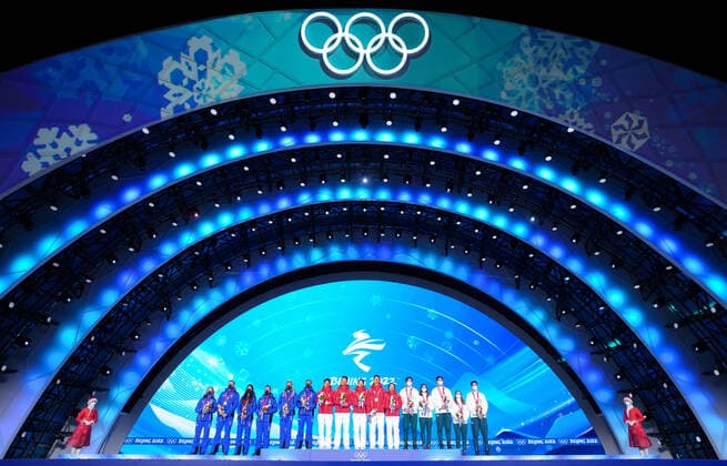 (220206) -- BEIJING, Feb. 6, 2022 -- Gold medalists of team China (C), silver medalists of team Italy (L) and bronze medalists of team Hungary (R) pose for a group photo during the awarding ceremony of the mixed team relay of short track Speed skating, Eisschnelllauf event at the Beijing Medals Plaza of the Winter Olympics in Beijing, capital of China, Feb. 6, 2022. ) (BEIJING2022)CHINA-BEIJING-OLYMPIC Winter games, Winterspiele,Spiele, Summer games AWARDING CEREMONY (CN) JuxHuanzong