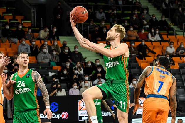 GER, EuroCup, ratiopharm ulm vs Cedevita Olimpija Ljubljana 09 02 2022, ratiopharm arena, Neu Ulm, GER, EuroCup, ratiopharm ulm vs Cedevita Olimpija Ljubljana, in picture Alen Omic Ljubljana, 24 , Jaka Blazic Ljubljana, 11 , Sindarius Thornwell Ulm, 7 nordphotoxGmbHx xHafner nph00200