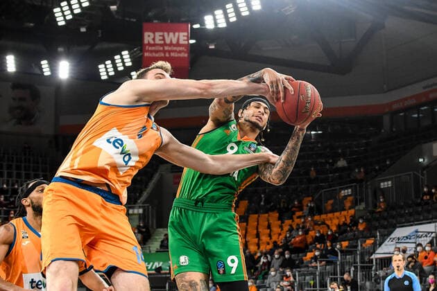 GER, EuroCup, ratiopharm ulm vs Cedevita Olimpija Ljubljana 09 02 2022, ratiopharm arena, Neu Ulm, GER, EuroCup, ratiopharm ulm vs Cedevita Olimpija Ljubljana, pictured Philipp Herkenhoff Ulm, 14 , Zach Auguste Ljubljana, 9 nordphotoxGmbHx xHafner nph00200