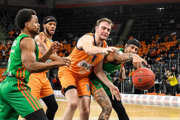 GER, EuroCup, ratiopharm ulm vs Cedevita Olimpija Ljubljana 09 02 2022, ratiopharm arena, Neu Ulm, GER, EuroCup, ratiopharm ulm vs Cedevita Olimpija Ljubljana, in picture Yogi Ferrell Ljubljana, 1 , Jaron Blossomgame Ulm, 4 , Philipp Herkenhoff Ulm, 14 , Zach Auguste Ljubljana, 9 nordphotoxGmbHx xHafner nph00200
