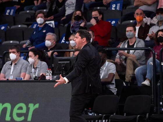 Sasa Filipovski s Oliver Wuerzburg head coach, coach Hamburg Towers vs s Oliver Wuerzburg, 1 Bundesliga, basketball, easycredit BBL, edel optics de Arena, Spielzeit 2021 2022, 21 Spieltag, 11 02 2022 Photo EIBNER Stephanie Zerbe Hamburg Towers vs s Oliver Wuerzburg, 1 Bundesliga, basketball, easycredit BBL, Spielzeit 2021 2022, 21 Spieltag, 11 02 2022 Hamburg Copyright: xStephaniexZerbe xEibner-Pressefox EP_SZE