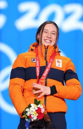 (220212) -- BEIJING, Feb. 12, 2022 -- Gold medalist Suzanne Schulting of the Netherlands reacts during the awarding ceremony of short track Speed skating, Eisschnelllauf women s 1,000m at the Beijing Medals Plaza of the Winter Olympics in Beijing, capital of China, Feb. 12, 2022. ) (BEIJING2022)CHINA-BEIJING-OLYMPIC Winter games, Winterspiele,Spiele, Summer games AWARDING CEREMONY (CN) ChengxTingting