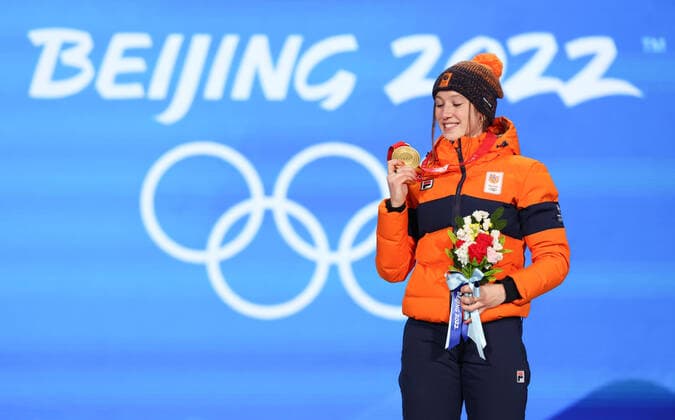 (220212) -- BEIJING, Feb. 12, 2022 -- Gold medalist Suzanne Schulting of the Netherlands poses during the awarding ceremony of short track Speed skating, Eisschnelllauf women s 1,000m at the Beijing Medals Plaza of the Winter Olympics in Beijing, capital of China, Feb. 12, 2022. ) (BEIJING2022)CHINA-BEIJING-OLYMPIC Winter games, Winterspiele,Spiele, Summer games AWARDING CEREMONY (CN) ChengxTingting