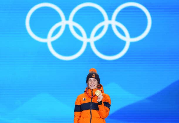(220212) -- BEIJING, Feb. 12, 2022 -- Gold medalist Suzanne Schulting of the Netherlands poses during the awarding ceremony of short track Speed skating, Eisschnelllauf women s 1,000m at the Beijing Medals Plaza of the Winter Olympics in Beijing, capital of China, Feb. 12, 2022. ) (BEIJING2022)CHINA-BEIJING-OLYMPIC Winter games, Winterspiele,Spiele, Summer games AWARDING CEREMONY (CN) JuxHuanzong