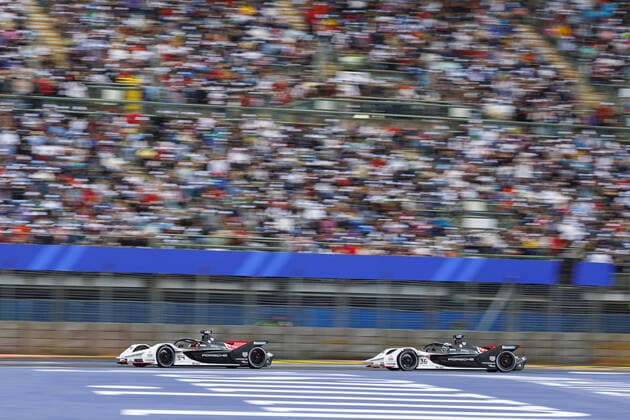 94 WEHRLEIN Pascal (ger), TAG Heuer Porsche Formula E Team, Porsche 99X Electric, action, 36 LOTTERER Andre (ger), TAG Heuer Porsche Formula E Team, Porsche 99X Electric, action, during the 2022 Mexico City ePrix, 2nd meeting of the 2021-22 ABB FIA Formula E World Championship, WM, Weltmeisterschaft on the Autodromo Hermanos Rodriguez from February 10 to 11, in Mexico City, Mexico - AUTO - 2022 FORMULA E Mexico City ePRIX DPPI Panoramic _LF31281