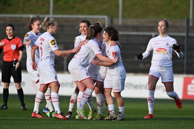 Jubel, Freuen, celebrate, happy, cheer , Goal Celebration 1.FC Köln 1:0, 13.02.2022, Köln (Deutschland), Fussball, Flyeralarm Frauen-Bundesliga, 1.FC Köln - Eintracht Frankfurt xmkx