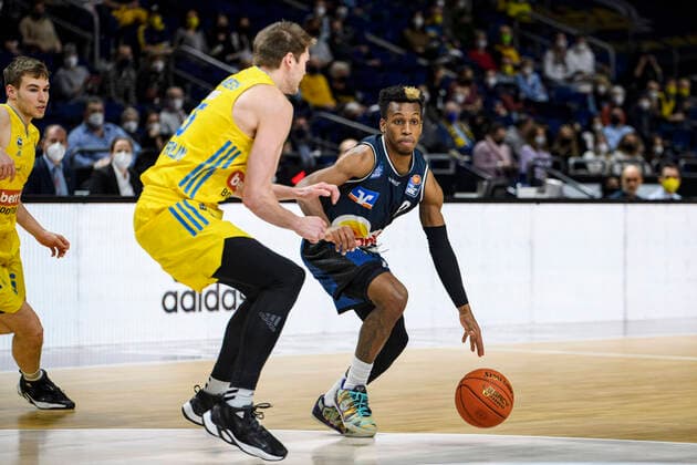 v l Ben Lammers Alba Berlin, 55 , T J Shorts HAKRO Merlins Crailsheim, 0 , duel, GER, Alba Berlin vs HAKRO Merlins Crailsheim, BBL, Basketball 1 Bundesliga Maenner, 21 Spieltag, Saison 2021 2022, 13 02 2022, GER, Alba Berlin vs HAKRO Merlins Crailsheim, BBL, Basketball Bundesliga Maenner, 21 Spieltag, Saison 2021 2022, 13 02 2022, Berlin Copyright: xEibner-Pressefoto UwexKochx EP_UKH
