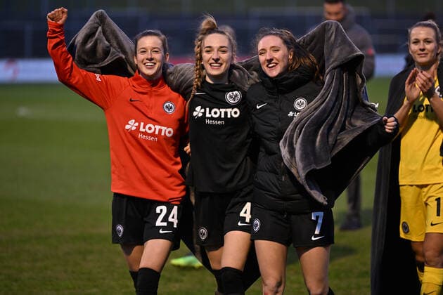 Jubel, Freuen, celebrate, happy, cheer , nach dem Sieg Anna Aehling (SGE, 24) , Sophia Kleinherne (SGE, 4) Lara Prasnikar (SGE, 7) bei den Fans, 13.02.2022, Köln (Deutschland), Fussball, Flyeralarm Frauen-Bundesliga, 1.FC Köln - Eintracht Frankfurt xmkx