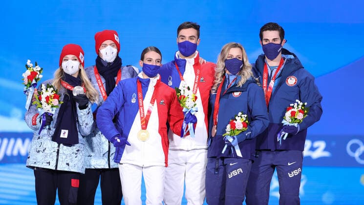 (220214) -- BEIJING, Feb. 14, 2022 -- Gold medalists Gabriella Papadakis Guillaume Cizeron (C) of France, silver medalists Victoria Sinitsina Nikita Katsalapov (L) of ROC and bronze medalists Madison Hubbell Zachary Donohue of the United States pose during the awarding ceremony of Figure skating, Eiskunstlauf ice dance free dance at the Beijing Medals Plaza of the Winter Olympics in Beijing, capital of China, Feb. 14, 2022. ) (BEIJING2022)CHINA-BEIJING-OLYMPIC Winter games, Winterspiele,Spiele, Summer games AWARDING CEREMONY (CN) YangxLei