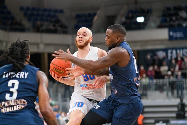 Reggie Upshaw Syntainics MBC, 30 in duel with Kelvin Martin MLP Academics Heidelberg, 10 , MLP Academics Heidelberg vs Syntainics MBC, basketball, easyCredit Bundesliga, 22 matchday, season 2021 2022, 16 02 2022, MLP Academics Heidelberg vs Syntainics MBC, basketball, easyCredit Bundesliga, 22 matchday, season 2021 2022, 16 02 2022, Heidelberg Copyright: xEibner-Pressefotox EP_EER