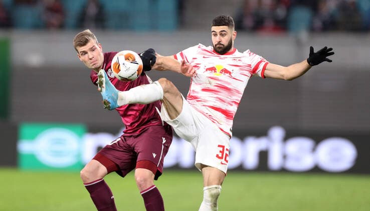 RB Leipzig - San Sebastian 17.02.2022 Leipzig, 17.02.2022, Red Bull Arena, Fussball, UEFA EURO, EM, Europameisterschaft,Fussball League, Ko Runde PlayOff, Hinspiel , RB Leipzig vs. Real Sociedad San Sebastian , Im Bild von links; Alexander Sörloth Soerloth (23, San Sebastian), Josko Gvardiol (32, RB Leipzig). , UEFA regulations prohibit any use of photographs as image sequences and or quasi-video.