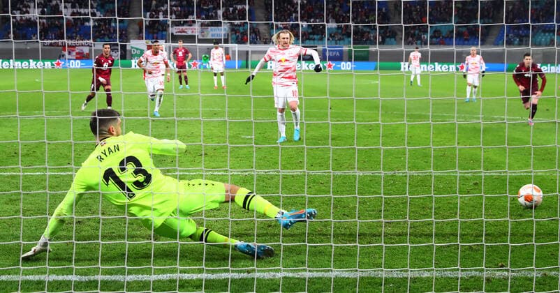 Sport Bilder des Tages RB Leipzig - San Sebastian 17.02.2022 Leipzig, 17.02.2022, Red Bull Arena, Fussball, UEFA Europa League, Play Off Runde , RB Leipzig (GER) vs. Real Sociedad San Sebastian (ESP) , Tor für Leipzig zum 2:2. Im Bild: Emil Forsberg (10, RB Leipzig) trifft gegen Torwart Torwart Mathew Ryan (13, San Sebastian) per Elfmeter. , UEFA regulations prohibit any use of photographs as image sequences and or quasi-video , Picture Point