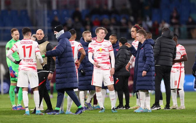 RB Leipzig - San Sebastian 17.02.2022 Leipzig, 17.02.2022, Red Bull Arena, Fussball, UEFA EURO, EM, Europameisterschaft,Fussball League, Ko Runde PlayOff, Hinspiel , RB Leipzig vs. Real Sociedad San Sebastian 2:2 (1:1) , Im Bild; Enttäuschung bei Leipzig nach dem Spiel. , UEFA regulations prohibit any use of photographs as image sequences and or quasi-video.