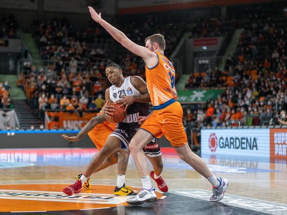 Philipp Herkenhoff Ratiopharm Ulm 14 , Desi Rodriguez s Oliver Wuerzburg 23 , GER, Ratiopharm Ulm vs s Oliver Wuerzburg, Basketball, Bundesliga, easycredit, 12 Spieltag, Spielzeit 2021 2022, 18 02 2022, GER, Ratiopharm Ulm vs s Oliver Wuerzburg, Basketball, Bundesliga, easycredit, 12 Spieltag, Spielzeit 2021 2022, 18 02 2022 Ulm Copyright: xEibner-Pressefoto SaschaxWaltherx EP_EER