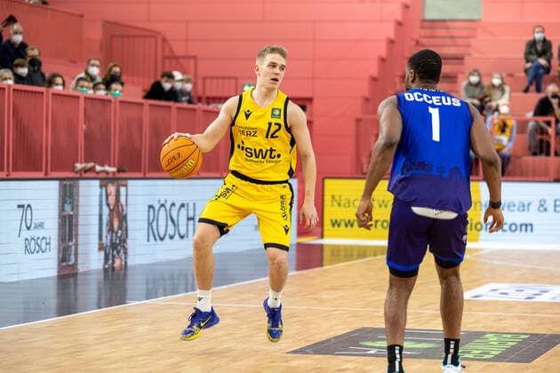 Aatu Kivimaeki Tigers Tuebingen, 12 Shawn Occeus Phoenix Hagen, 01 Tigers Tuebingen vs Phoenix Hagen, 2 Basketball Bundesliga, Pro A, Barmer 2 Basketball, 32 Spieltag , Spielzeit 2021 2022, 19 02 2022 Tigers Tuebingen vs Phoenix Hagen, 2 Basketball Bundesliga, Pro A, Barmer 2 Basketball, 32 Spieltag , Spielzeit 2021 2022, 19 02 2022 Tuebingen Copyright: xNinaxSanderx xEibnerxPressefotox EP_NSR