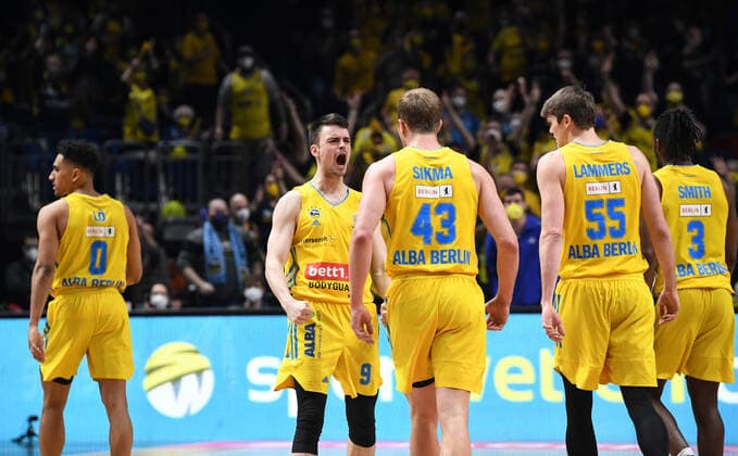 Basketball, men, season 2021 2022, MagentaSport BBL Cup, Top Four Final , Hakro Merlins Crailsheim Alba Berlin, v l Maodo Lo Alba Berlin , Jonas Mattisseck Alba Berlin , Luke Sikma Alba Berlin , Ben Lammers Alba Berlin , Jaleen Smith Alba Berlin , 20 02 2022, Copyright: xSebastianxRäppold MatthiasxKochx