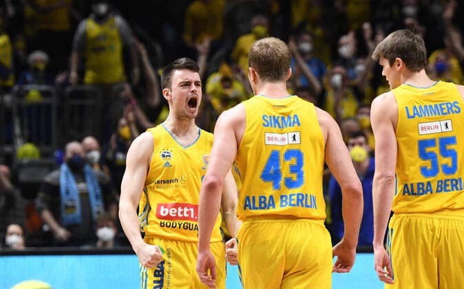 Basketball, men, season 2021 2022, MagentaSport BBL Cup, Top Four Final , Hakro Merlins Crailsheim Alba Berlin, v l Jonas Mattisseck Alba Berlin , Luke Sikma Alba Berlin , Ben Lammers Alba Berlin , 20 02 2022, Copyright: xSebastianxRäppold MatthiasxKochx