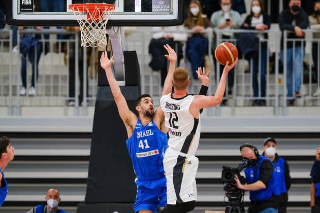 Robin Benzing Germany, 12 while shooting against Tomer Ginat Israel, 41 GER, Germany vs Israel, Basketball, World Cup Qualifers, 28 02 2022, GER, Germany vs Israel, Basketball, World Cup Qualifiers, 28 02 2022 Heidelberg Copyright: xEibner-Pressefotox EP_EER
