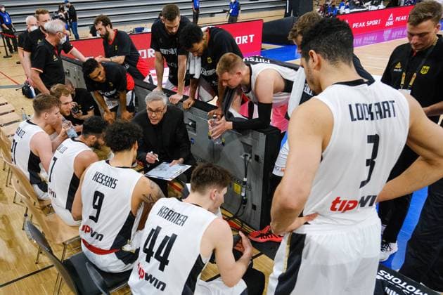 Time out Germany to Gordon Herbert Germany, head coach GER, Germany vs Israel, basketball, World Cup Qualifers, 28 02 2022, GER, Germany vs Israel, basketball, World Cup Qualifiers, 28 02 2022 Heidelberg Copyright: xEibner-Pressefotox EP_EER