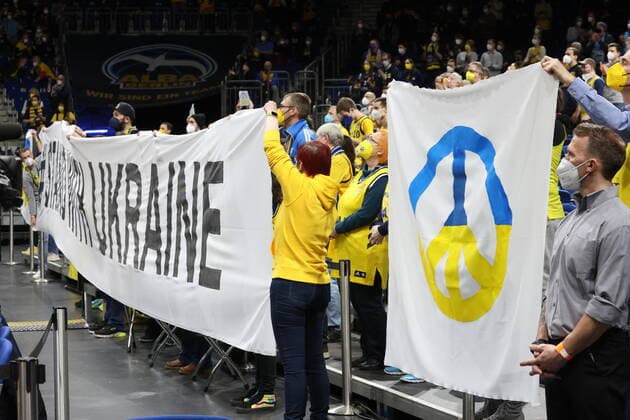 DEU, EuroLeague, ALBA vs Zalgiris Kaunas, 03 03 2022, Mercedes Benz Arena, Berlin, DEU, EuroLeague, ALBA vs Zalgiris Kaunas, in picture ALBA fans, peace flag nordphotoxGmbHx xEngler nph00076