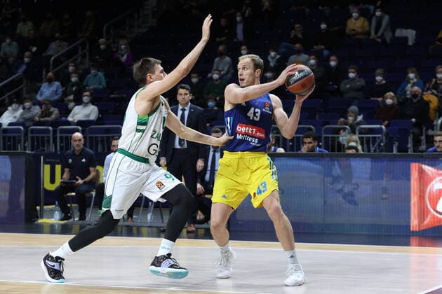 DEU, EuroLeague, ALBA vs Zalgiris Kaunas, 03 03 2022, Mercedes Benz Arena, Berlin, DEU, EuroLeague, ALBA vs Zalgiris Kaunas, in picture Luke Sikma ALBA Berlin 43 , Edgaras Ulanovas Zalgiris Kaunas 92 nordphotoxGmbHx xEngler nph00076