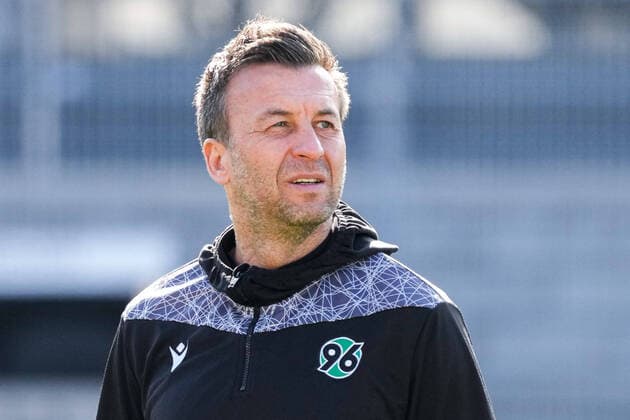 Christoph Dabrowski coach, head coach, H96 , single image, single photo, action, action, portrait, portrait, 05 03 2022, Sandhausen Germany , football, 2 Bundesliga, SV Sandhausen Hannover 96, DFB DFL REGULATIONS PROHIBIT ANY USE OF PHOTOGRAPHS AS IMAGE SEQUENCES AND OR QUASI VIDEO xozx