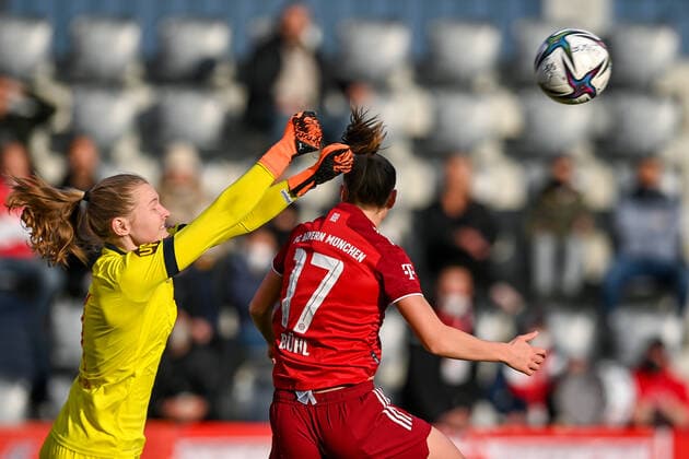f le Manon Klett goalkeeper, Cologne, 1 fists the ball in front of Klara Bühl FC Bayern München, FCB, 17 away, duel, duel, tackle, dynamic, action, action, 06 03 2022, Munich Germany , Football, Flyeralarm Frauen Bundesliga, FC Bayern München 1 FC Köln, DFB DFL REGULATIONS PROHIBIT ANY USE OF PHOTOGRAPHS AS IMAGE SEQUENCES AND OR QUASI VIDEO xslx