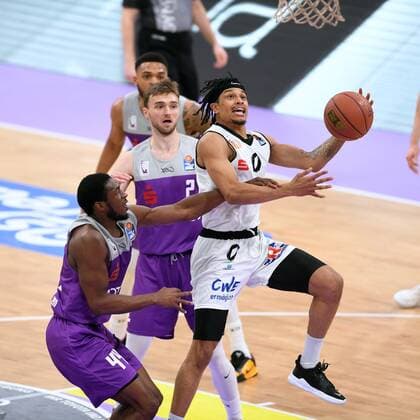 Nelson Weidemann Niners Chemnitz on the ball , Jake Toolson BG Goettingen , Kamar Baldwin BG Goettingen L, front , Basketball, Bundesliga, BBL, BG Goettingen Niners Chemnitz , 06 03 2022, BG Goettingen Niners Chemnitz, Basketball, Bundesliga, GER, BBL, 06 03 2022 Goettingen Copyright: xEibner-Pressefotox-xRolandxSippelx