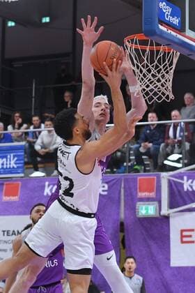 Trent Lockett Niners Chemnitz on the ball , Philipp Hartwich BG Goettingen back , Basketball, Bundesliga, BBL, BG Goettingen Niners Chemnitz , 06 03 2022, BG Goettingen Niners Chemnitz, Basketball, Bundesliga, GER, BBL, 06 03 2022 Goettingen Copyright: xEibner-Pressefotox-xRolandxSippelx
