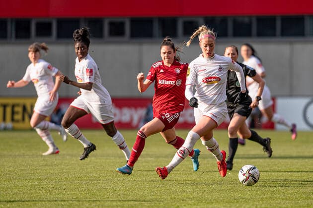 Sharon Beck 1 FC Köln, 10 is tracked by Sarah Zadrazil FC Bayern Muenchen Frauen, 25 is tracked FC Bayern Muenchen Frauen vs 1 FC Koeln, Football, Womens Bundesliga, 15 Matchday, Season 2021 2022, 06 03 2022 DFL DFB REGULATES PROHIBIT ANY USE OF PHOTOGRAPHS as IMAGE SEQUENCES and or QUASI VIDEO FC Bayern Muenchen Frauen vs 1 FC Koeln, Football, Womens Bundesliga, 15 Matchday, Season 2021 2022, 06 03 2022 Muenchen Copyright: xEibnerxPressefotox xHeikexFeinerx EP_HFR