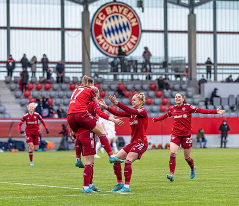 Klara Buehl FC Bayern Muenchen Frauen, 17 , Giulia Gwinn FC Bayern Muenchen Frauen, 7 and Sarah Zadrazil FC Bayern Muenchen Frauen, 25 celebrate with Lea Schueller FC Bayern Muenchen Frauen, 11 their redeeming goal to 1 0 FC Bayern Muenchen Frauen against 1 FC Koeln, Fussball, Frauen Bundesliga, 15 Spieltag, Saison 2021 2022, 06 03 2022 DFL DFB REGULATIONS PROHIBIT ANY USE OF PHOTOGRAPHS as IMAGE SEQUENCES and or QUASI VIDEO FC Bayern Muenchen Frauen gegen 1 FC Koeln, Fussball, Frauen Bundesliga, 15 Spieltag, Saison 2021 2022, 06 03 2022 Muenchen Copyright: xEibnerxPressefotox xHeikexFeinerx EP_HFR