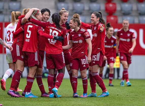 Bayern players cheer Hanna Glass goal FC Bayern Muenchen Frauen, 5 to 3 0 FC Bayern Muenchen Frauen vs 1 FC Koeln, Football, Womens Bundesliga, Matchday 15, Season 2021 2022, 06 03 2022 DFL DFB REGULATES PROHIBIT ANY USE OF PHOTOGRAPHS as IMAGE SEQUENCES and or QUASI VIDEO FC Bayern Muenchen Women vs 1 FC Koeln, Football, Womens Bundesliga, 15 Matchday, Season 2021 2022, 06 03 2022 Muenchen Copyright: xEibnerxPressefotox xHeikexFeinerx EP_HFR