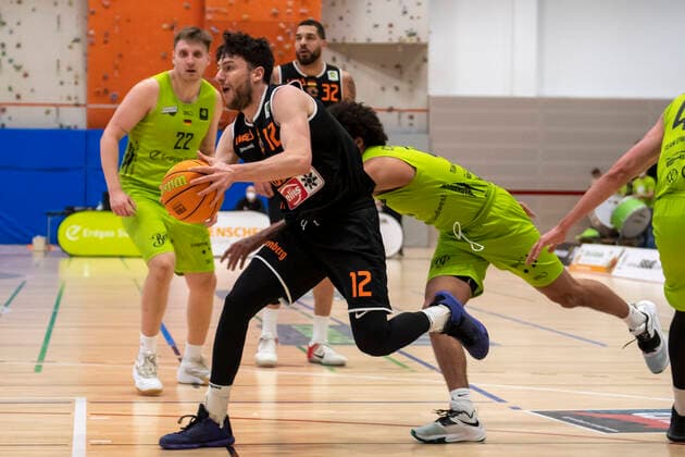 Robert Drijencic 12, WiHa Panthers Schwenningen passes Tyler Cheese 4, Ehingen Urpring GER, Basketball, Barmer 2 Bundesliga Pro A, Spieltag 28, Ehingen Urspring vs WiHa Panthers Villingen Schwenningen, 06 03 2022, GER, Basketball, Barmer 2 Bundesliga Pro A, Spieltag 28, Ehingen Urspring vs WiHa Panthers Villingen Schwenningen, 06 03 2022 Ehingen Copyright: xEibner-Pressefotox EP_FWF