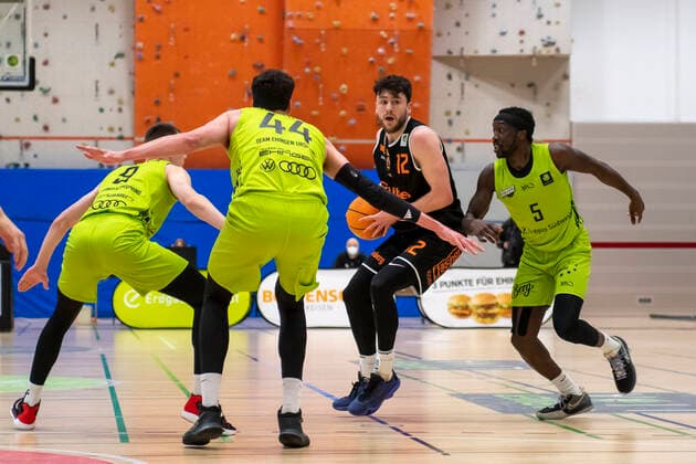 Robert Drijencic 12, WiHa Panthers Schwenningen between Maxi Langenfeld 9, Ehingen Urpring , Bernat Vanaclocha 44, Ehingen Urpring and Munis Tutu 5, Ehingen Urpring GER, Basketball, Barmer 2 Bundesliga Pro A, Spieltag 28, Ehingen Urspring vs WiHa Panthers Villingen Schwenningen, 06 03 2022, GER, Basketball, Barmer 2 Bundesliga Pro A, Spieltag 28, Ehingen Urspring vs WiHa Panthers Villingen Schwenningen, 06 03 2022 Ehingen Copyright: xEibner-Pressefotox EP_FWF