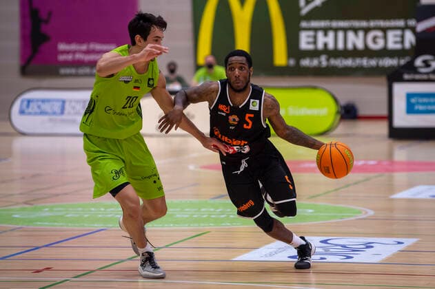 Demarkus Stuckey 5, WiHa Panthers Schwenningen with Takiula Fahrensohn 20, Ehingen Urpring GER, Basketball, Barmer 2 Bundesliga Pro A, Matchday 28, Ehingen Urspring vs WiHa Panthers Villingen Schwenningen, 06 03 2022, GER, Basketball, Barmer 2 Bundesliga Pro A, Matchday 28, Ehingen Urspring vs WiHa Panthers Villingen Schwenningen, 06 03 2022 Ehingen Copyright: xEibner-Pressefotox EP_FWF