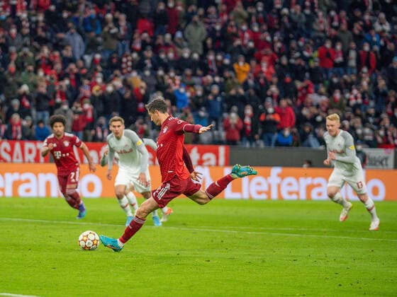 Goal to 1 0 by Robert Lewandowski FC Bayern Muenchen, 09 , penalty kick, GER, FC Bayern Muenchen vs FC Red Bull Salzburg, football, Champions League, Round of 16, second leg, match 2021 2022, 08 03 2022, GER, FC Bayern Muenchen vs FC Red Bull Salzburg, football, Champions League, Round of 16, second leg, match 2021 2022, 08 03 2022 Muenchen Copyright: xEibner-Pressefoto SaschaxWaltherx EP_EER