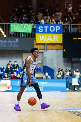 TJ Shorts HAKRO Merlins Crailsheim on the ball, behind it Stop War Poster against war in Ukraine, HAKRO Merlins Crailsheim vs ZZ Leiden, FIBA Europe Cup, quarterfinal first leg, 09 03 2022, season 2021 2022 HAKRO Merlins Crailsheim vs ZZ Leiden, FIBA Europe Cup, quarterfinal first leg, 09 03 2022, season 2021 2022 Copyright: xEibner Memmlerx EP_MMR