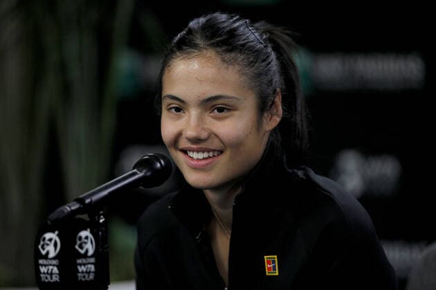 Mandatory Credit: Photo by Ella Ling Shutterstock (12841086dh) Emma Raducanu of GBR talks to the press BNP Paribas Open, Tennis, Day 1, Indian Wells Tennis Garden, California, USA - 09 Mar 2022 BNP Paribas Open, Tennis, Day 1, Indian Wells Tennis Garden, California, USA - 09 Mar 2022 Copyright: xEllaxLing Shutterstockx 12841086dh